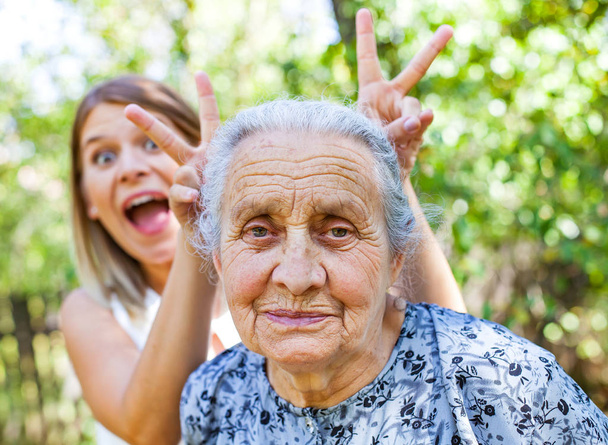 Nonna sorridente, divertente
 - Foto, immagini