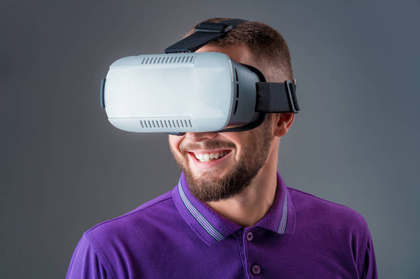 Mann im Studio trägt Virtual-Reality-Headset - Foto, Bild