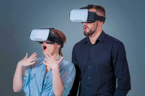 Jovem animado e mulher se divertindo com um óculos VR
 - Foto, Imagem