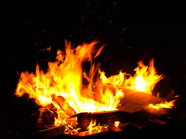 Bokeh aus dem Feuer mit unklaren Hintergründen - Foto, Bild