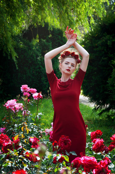 Πορτρέτο του όμορφη ξανθιά με κόκκινα τριαντάφυλλα - Φωτογραφία, εικόνα