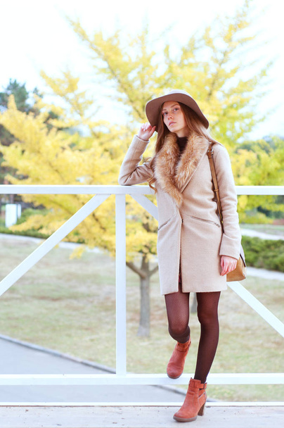 Elegante mujer caucásica en sombrero fedora y abrigo
 - Foto, Imagen