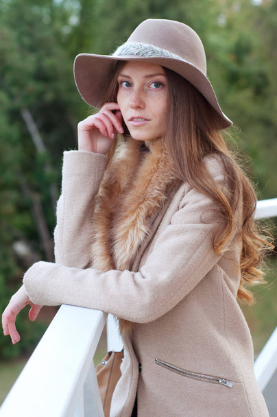 Элегантная белая женщина в шляпе и пальто
 - Фото, изображение