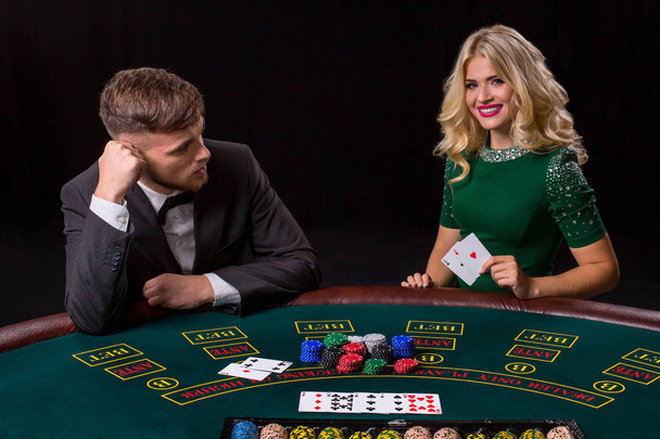 ζευγάρι παίζει πόκερ στο τραπέζι. - Φωτογραφία, εικόνα