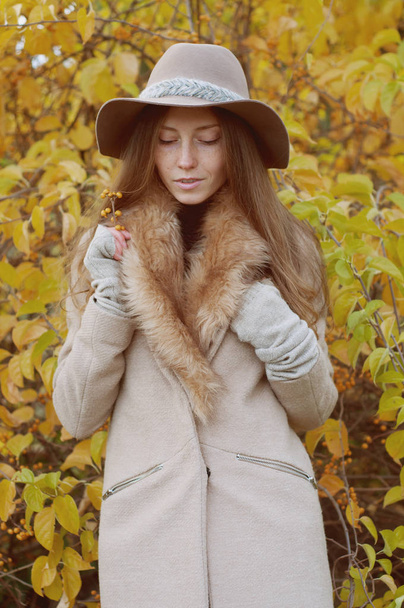 Retro look. Beautiful ash blond with long hair in fur coat and f - Photo, Image