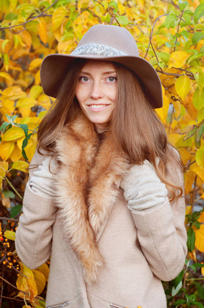 Elegancki kaukaski kobieta w płaszcz i kapelusz fedora - Zdjęcie, obraz