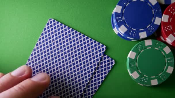 Μάρκες από το καζίνο, οι άσοι και ο βασιλιάς στον πράσινο πίνακα στο καζίνο - Πλάνα, βίντεο