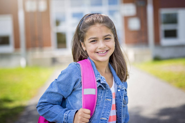 elementary student going back to school - Фото, изображение