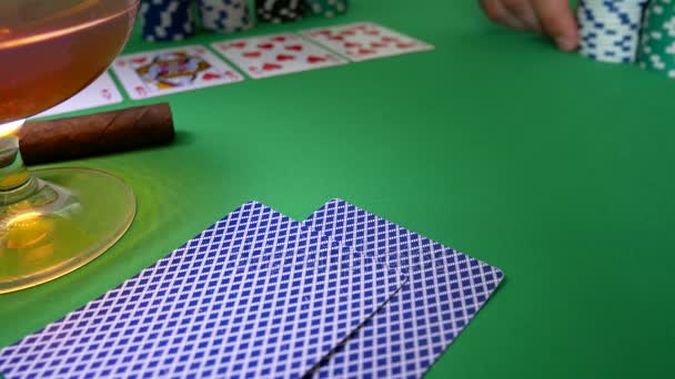 Gewinner im Poker. Man Hand bewegt Chips auf dem Tisch im Casino - Filmmaterial, Video