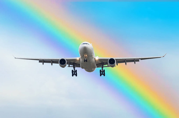 Avión de pasajeros llega aterrizando en el arco iris en el aeropuerto
. - Foto, imagen