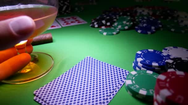 Jugador de Poker Gambling hace una apuesta en Poker
 - Imágenes, Vídeo