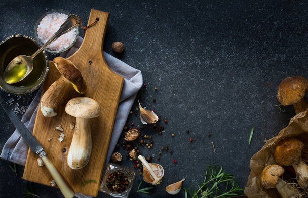 syksyn ruoanlaitto tausta; orgaaninen porcini sieni; mausteet
 - Valokuva, kuva