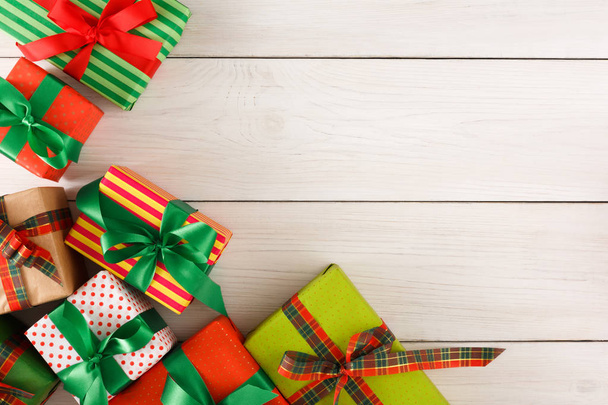 Weihnachtsgeschenkboxen, Draufsicht auf Holztischhintergrund. - Foto, Bild