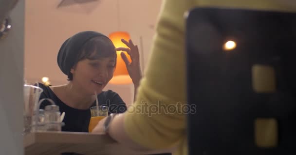 Kobiety, relaksujące i mówienie w kawiarni - Materiał filmowy, wideo