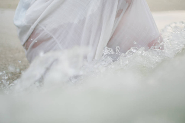 Nainen valkoinen mekko istuu meren rannikolla vaakasuora kuva
 - Valokuva, kuva