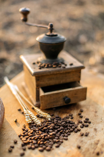 coffee mill with beans and corn ears - Foto, immagini
