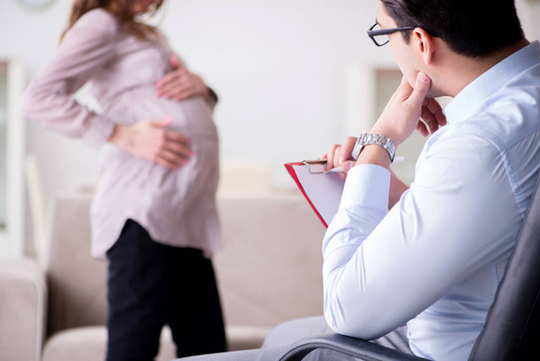Mujer embarazada que visita al médico psicólogo - Foto, Imagen
