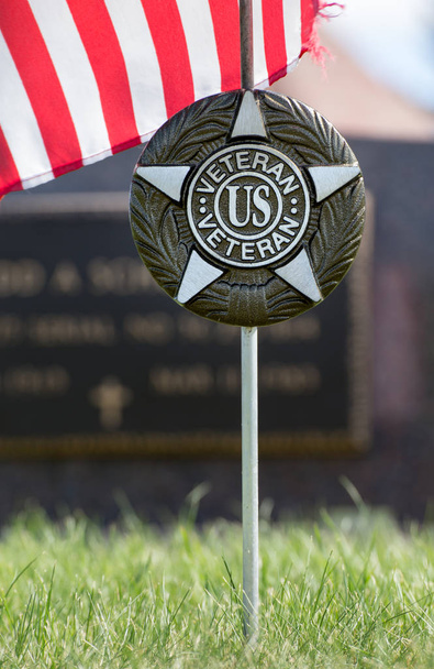Marcador veterano de los Estados Unidos en el cementerio
 - Foto, imagen