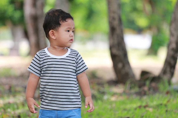 Aziatische kind jongens in gelukkig emotie ongeveer twee jaar oud. - Foto, afbeelding