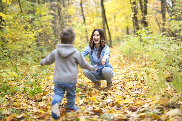 Mère avec son fils en forêt en automne
 - Photo, image
