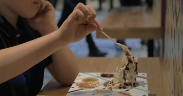 Gyerek eszik fagylaltot bevásárlóközpont élelmiszer bíróság - Felvétel, videó