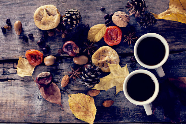 Šálek kávy espreso a podzimní listí.  - Fotografie, Obrázek