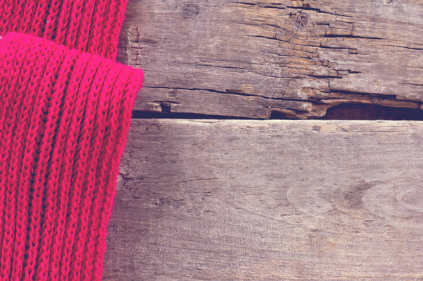 plaid tricoté, pull sur vieux planches en bois
 - Photo, image