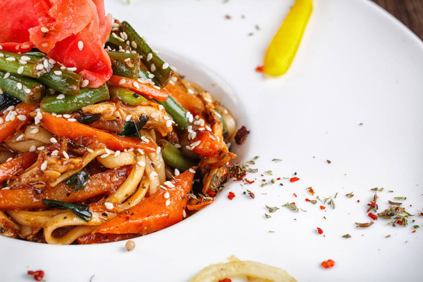 comida de restaurante, pratos de decoração cozinheiro chef - macarrão estilo asiático
 - Foto, Imagem