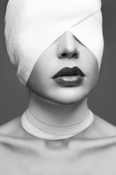 monocromático halloween mulher em bandagem
 - Foto, Imagem