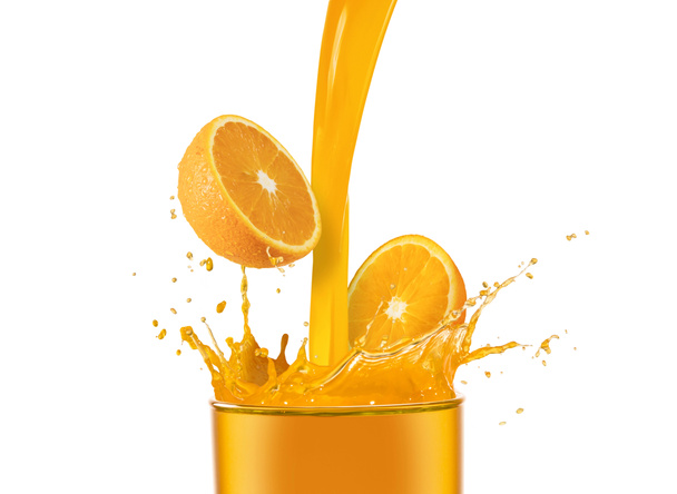 白い背景に分離されたオレンジ ジュースのグラスにオレンジ スライス ドロップ - 写真・画像