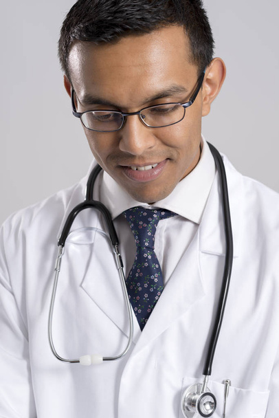 Close-up van jonge Doctor in Uniform met de stethoscoop om nek - Foto, afbeelding