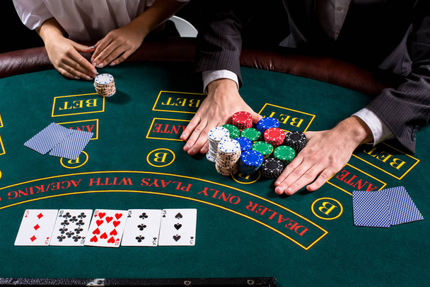 pareja jugando al poker en la mesa
 - Foto, Imagen