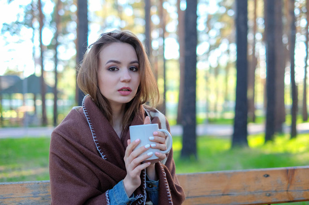 beautiful girl relaxing in the park and drink coffee - Foto, immagini