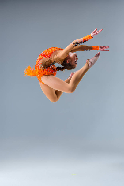 Joven gimnasta delgada en el estudio
 - Foto, Imagen