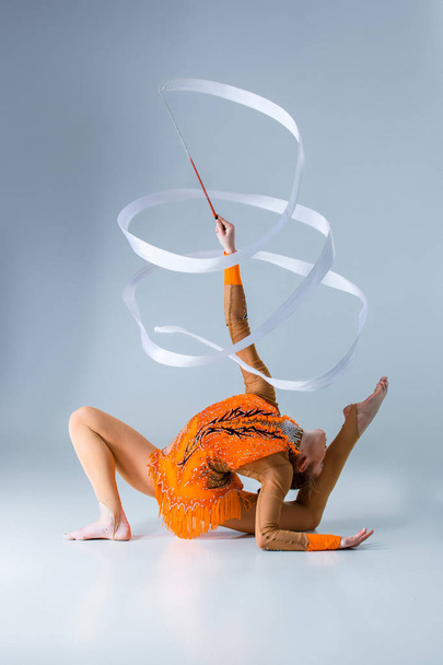 piękny Kaukaska dziewczynka gimnastyczka z białą tasiemką - Zdjęcie, obraz