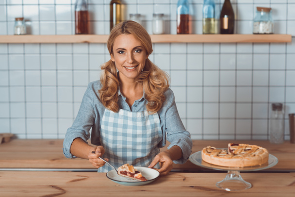 официантка с пирогом в кафе
 - Фото, изображение