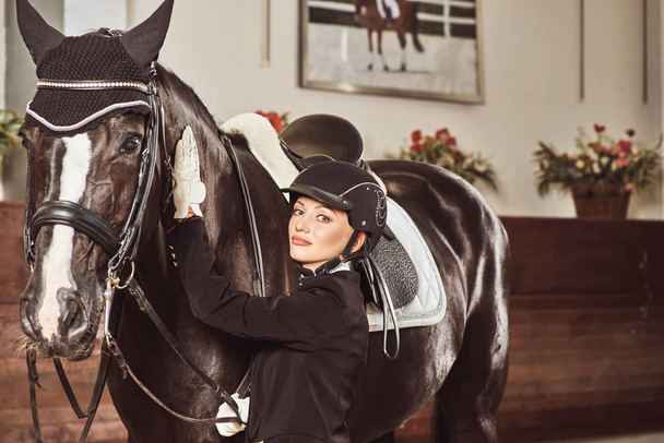 vrouw jockey met zijn paard - Foto, afbeelding