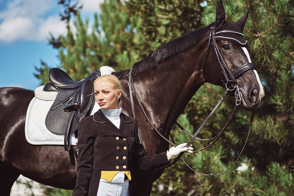 mulher jockey com seu cavalo
 - Foto, Imagem