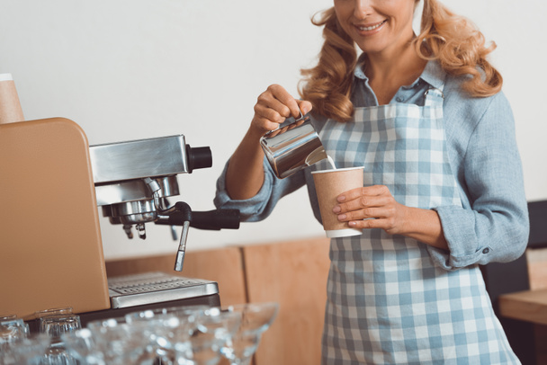 Barista maken van koffie - Foto, afbeelding
