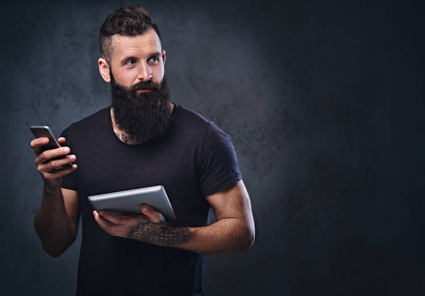 Hipster maschio tiene tablet PC
 - Foto, immagini
