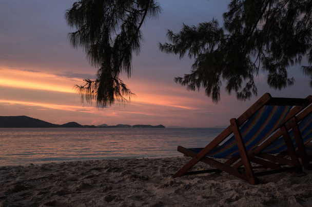 島の島タイの彼夜明けと夕暮れの時間の美しい景色。サンベッド、夕焼けの海 - 写真・画像