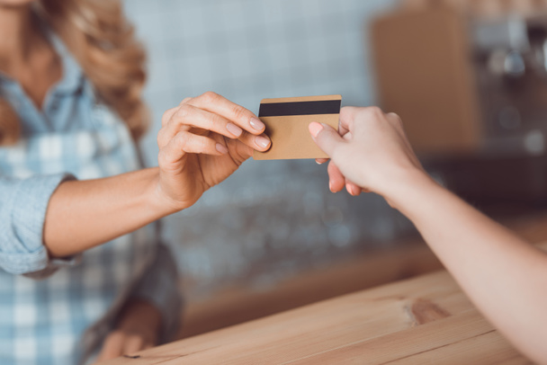 fizetés bankkártyával kávézó  - Fotó, kép