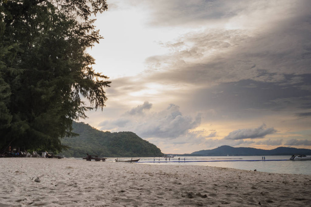 島の島タイの彼夜明けと夕暮れの時間の美しい景色。アンダマン海 - 写真・画像