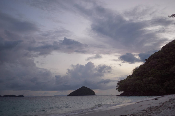 Piękne widoki, z wyspy z Ko on w Tajlandii w godzinach świtu i zmierzchu. Morze Andamańskie - Zdjęcie, obraz