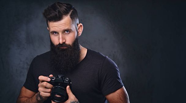 ひげを生やした男性の写真を撮る  - 写真・画像