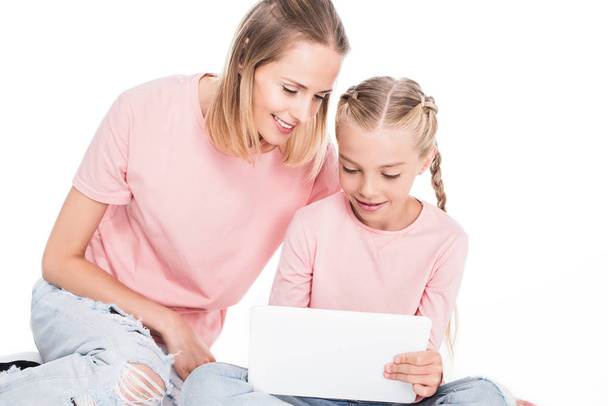 mother and daughter using digital tablet - Foto, afbeelding