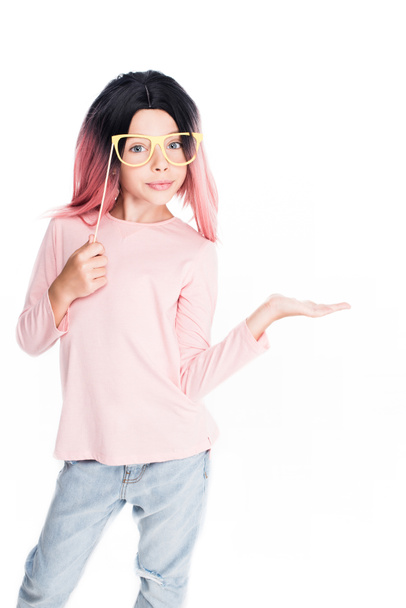 kind in roze pruik - Foto, afbeelding