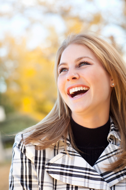 Pretty Young Woman Smiling in the Park - Zdjęcie, obraz
