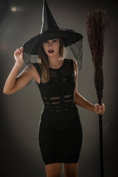 Frau als Halloween-Hexe verkleidet  - Foto, Bild