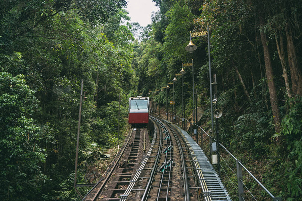 Spoorweg van monorailstation die leiden naar de top van Penang Hill in George Town. Penang, Maleisië. - Foto, afbeelding